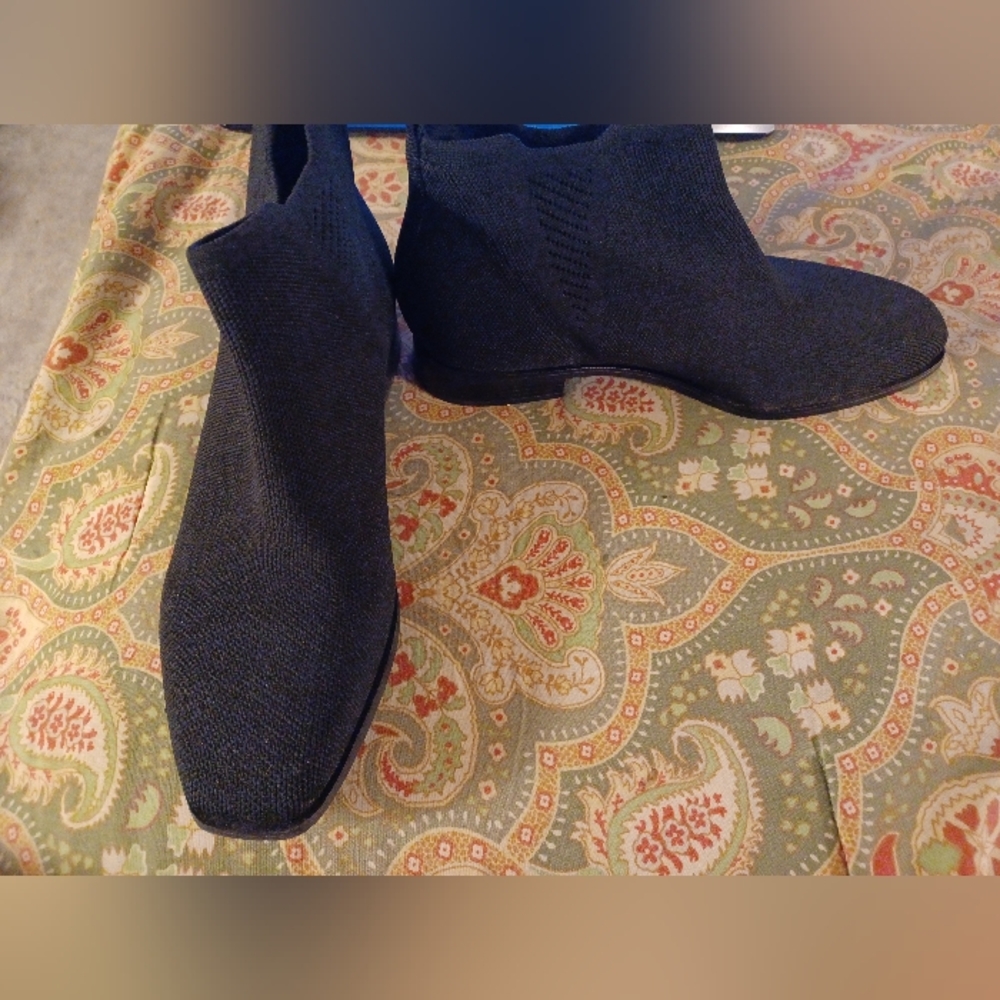 Vivaia 39 8.5 Black Ankle Booties Boots Flats Shoes